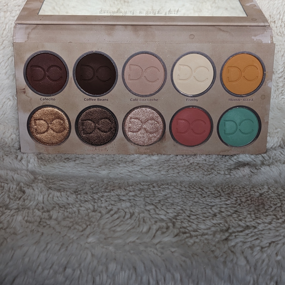 DC Eyeshadow Palette - Vibrant Multi-Color Collection